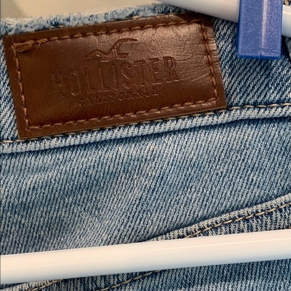 Hollister Curvy High-Rise Mom Jeans in Light Blue - Picture 4 of 9